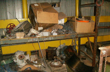 Zone kitting désordre 1 Zone de kitting laissée à l'abandon dans une usine