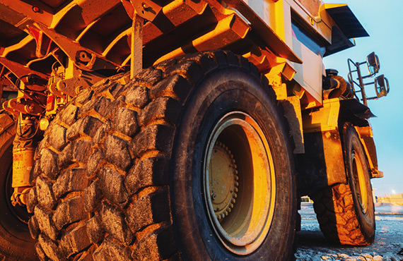 Afin de réduire les coûts tout en maintenant le niveau de production, on réduit la fréquence des trajets à l'aide de plus gros tombereaux. Afin de réduire les coûts tout en maintenant le niveau de production, on réduit la fréquence des trajets à l'aide de plus gros tombereaux.